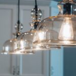 Moderne Pendelleuchte in einem stilvollen Wohnzimmer, die das Ambiente aufwertet und Akzente setzt.