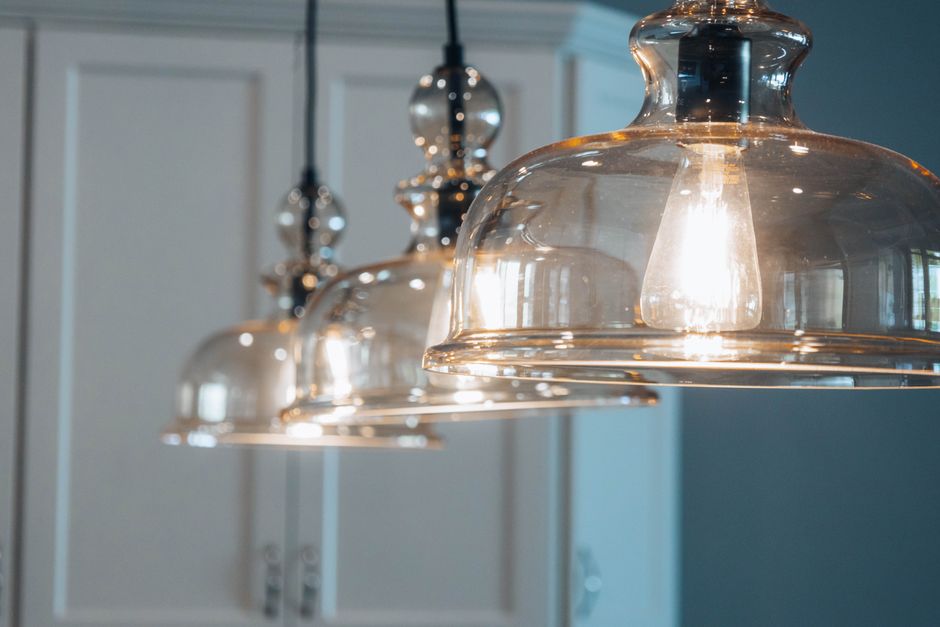 Moderne Pendelleuchte in einem stilvollen Wohnzimmer, die das Ambiente aufwertet und Akzente setzt.